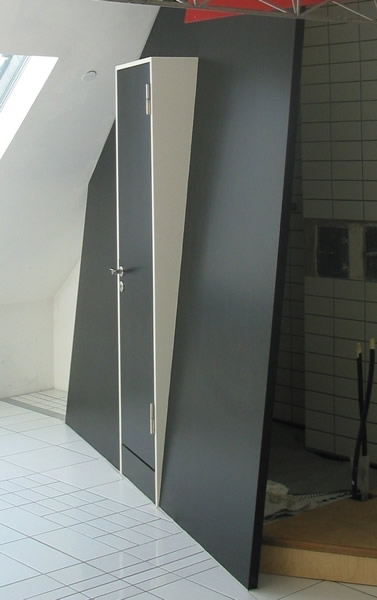 Vergr&ouml;&szlig;erte Ansicht der Badezimmert&uuml;re in der Dachschr&auml;gen von BCS M&ouml;belwerkst&auml;tten - Zur&uuml;ck = Klick auf das Bild!