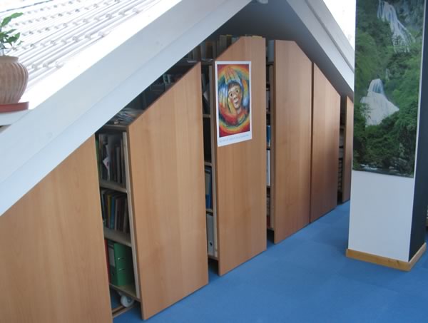 Vergrößerte Ansicht der Roll-Bibliothek in der Dachschrägen - BCS Möbelwerkstätten