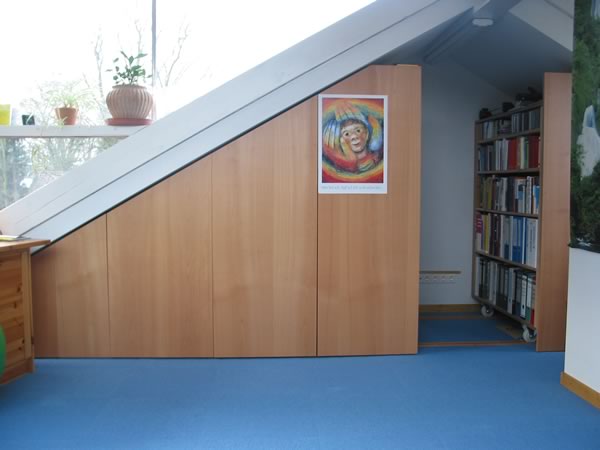 Vergr&ouml;&szlig;erte Ansicht der Roll-Bibliothek in der Dachschr&auml;gen - BCS M&ouml;belwerkst&auml;tten